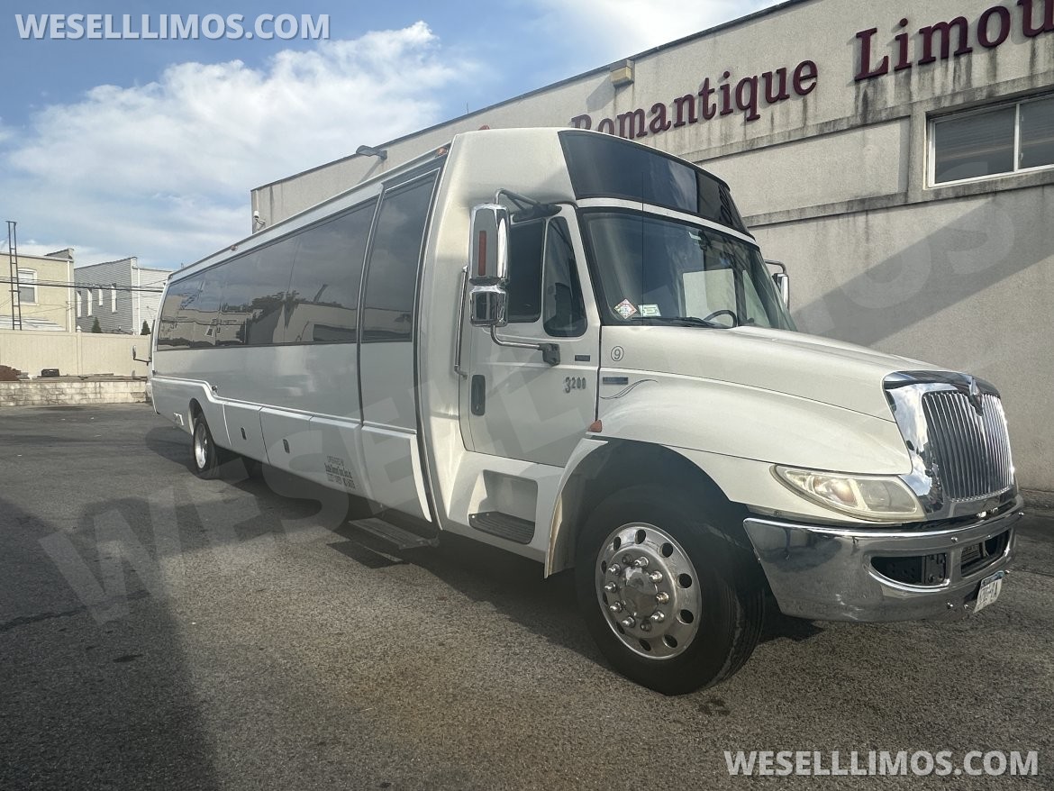 2009 Krystal International 3200 KK38 Limo Bus - Photo 2