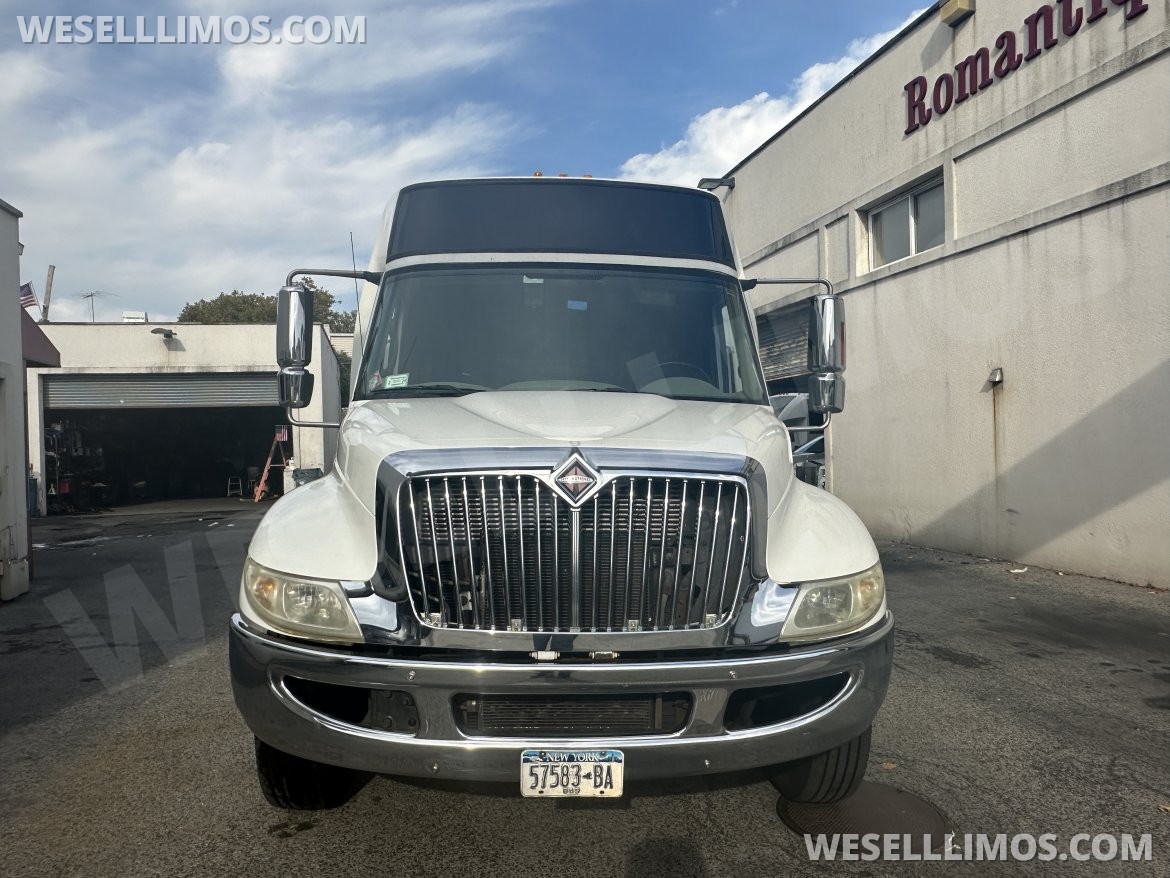 2009 Krystal International 3200 KK38 Limo Bus - Photo 3