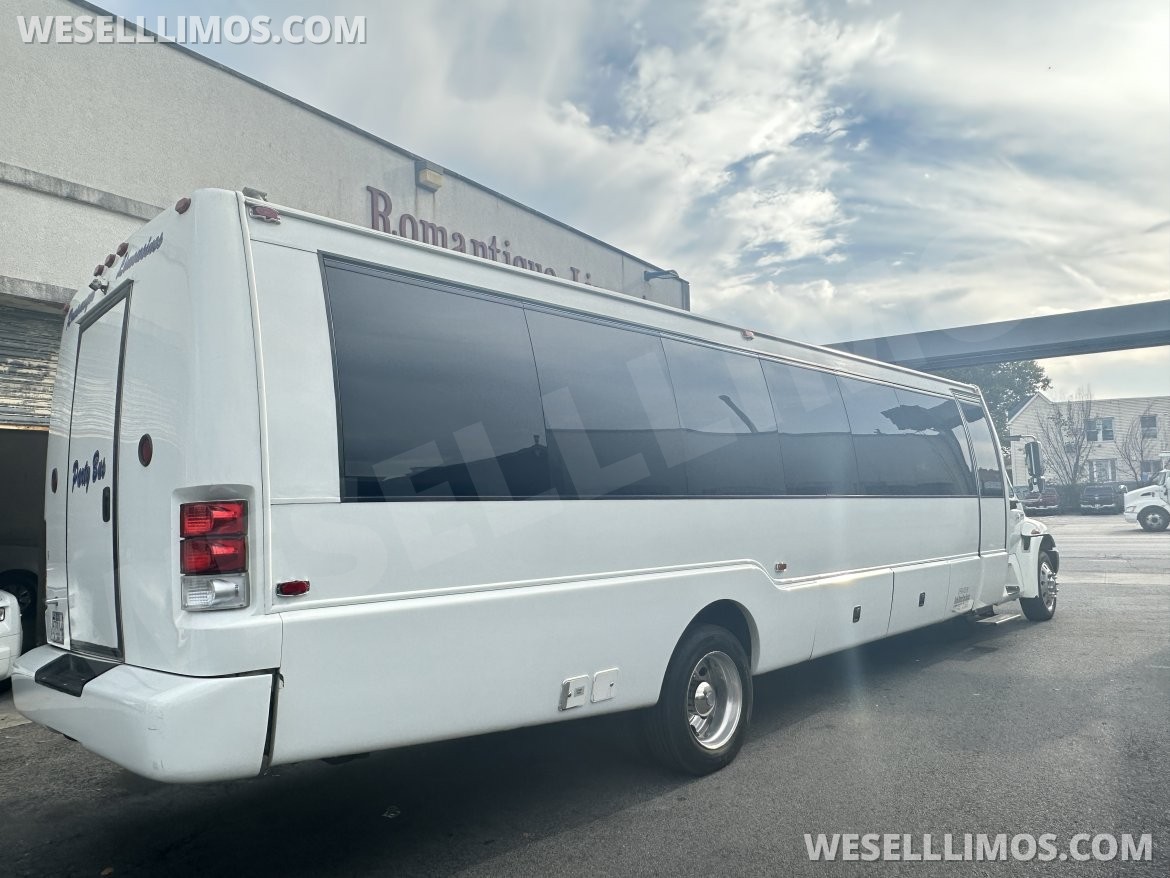 2009 Krystal International 3200 KK38 Limo Bus - Photo 4