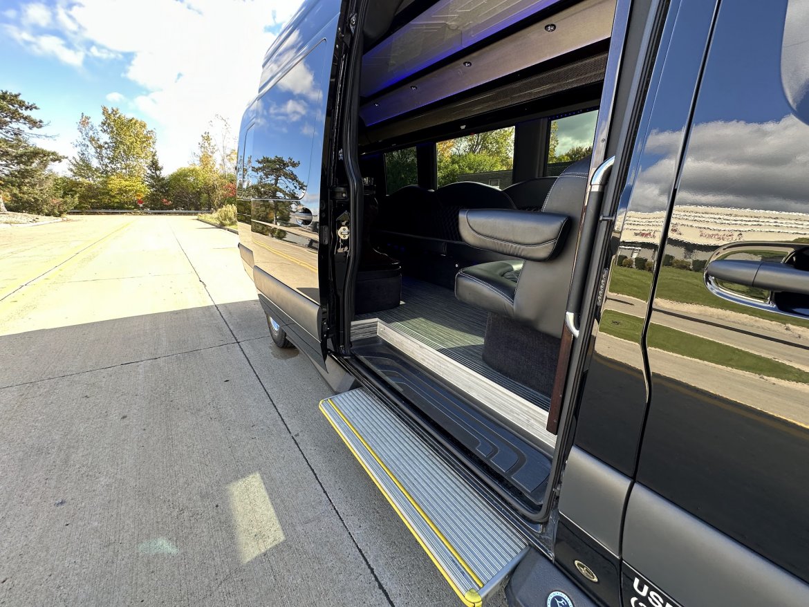 2021 Executive Coach Mercedes-Benz Sprinter  Sprinter - Photo 3