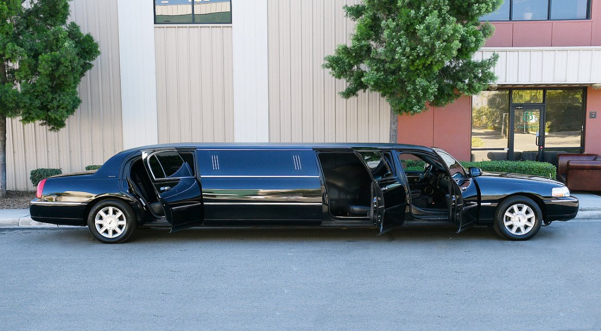 Limousine for sale: 2011 Lincoln Town Car 120&quot; by Executive coach builders