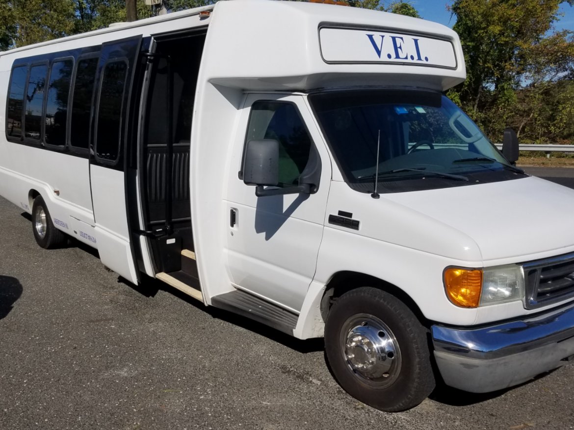 Limo Bus for sale: 2006 Ford E 450 28&quot; by Krystal Koach