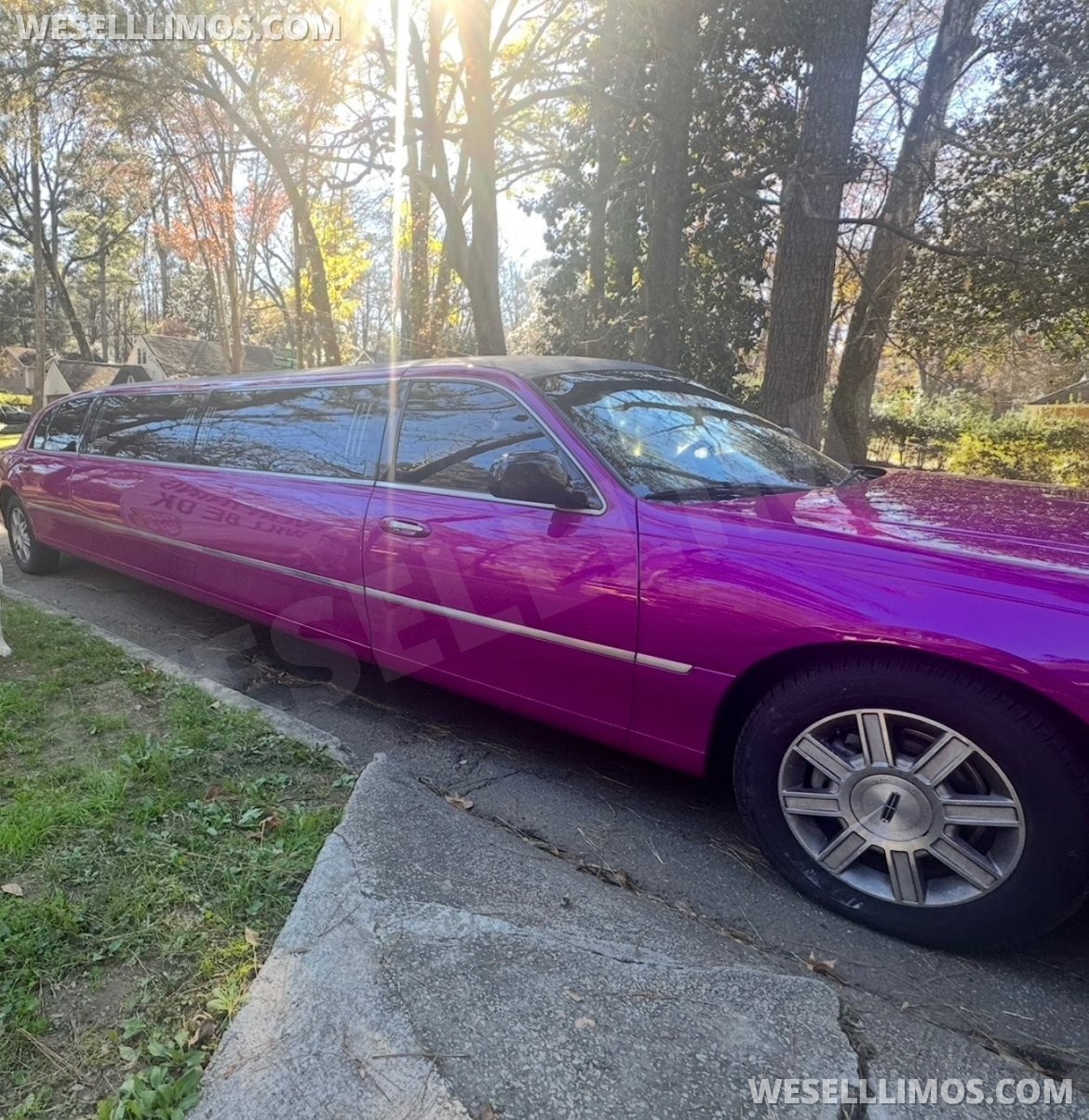 2011 Executive Lincoln Town Car Limousine - Photo 3