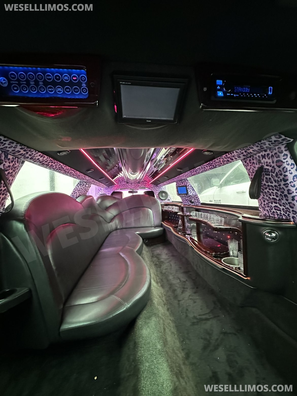 2011 Executive Lincoln Town Car Limousine - Photo 2