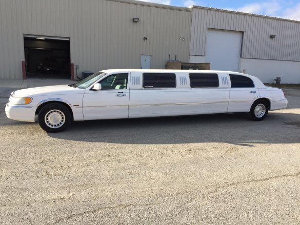 2001 Lincoln Town Car Executive Limousine Limousine for Sale in Greenfield, IN - Photo 2