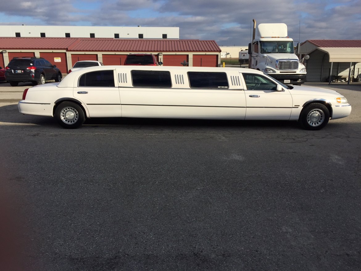 Photo of Limousine for sale: 2001 Lincoln Town Car Executive Limousine