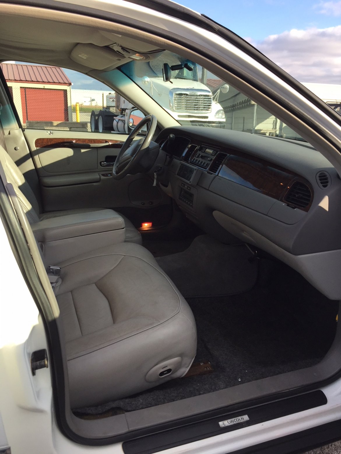 Photo of Limousine for sale: 2001 Lincoln Town Car Executive Limousine