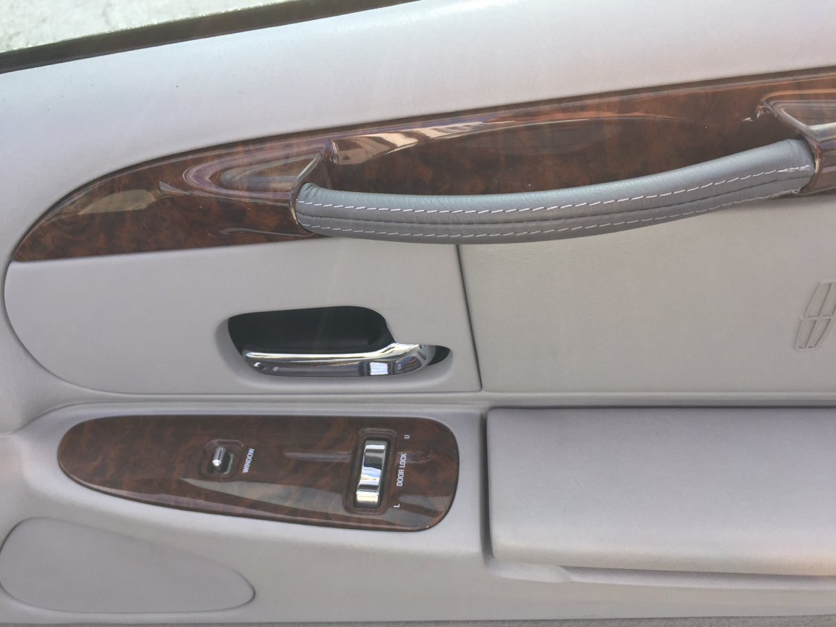 Photo of Limousine for sale: 2001 Lincoln Town Car Executive Limousine