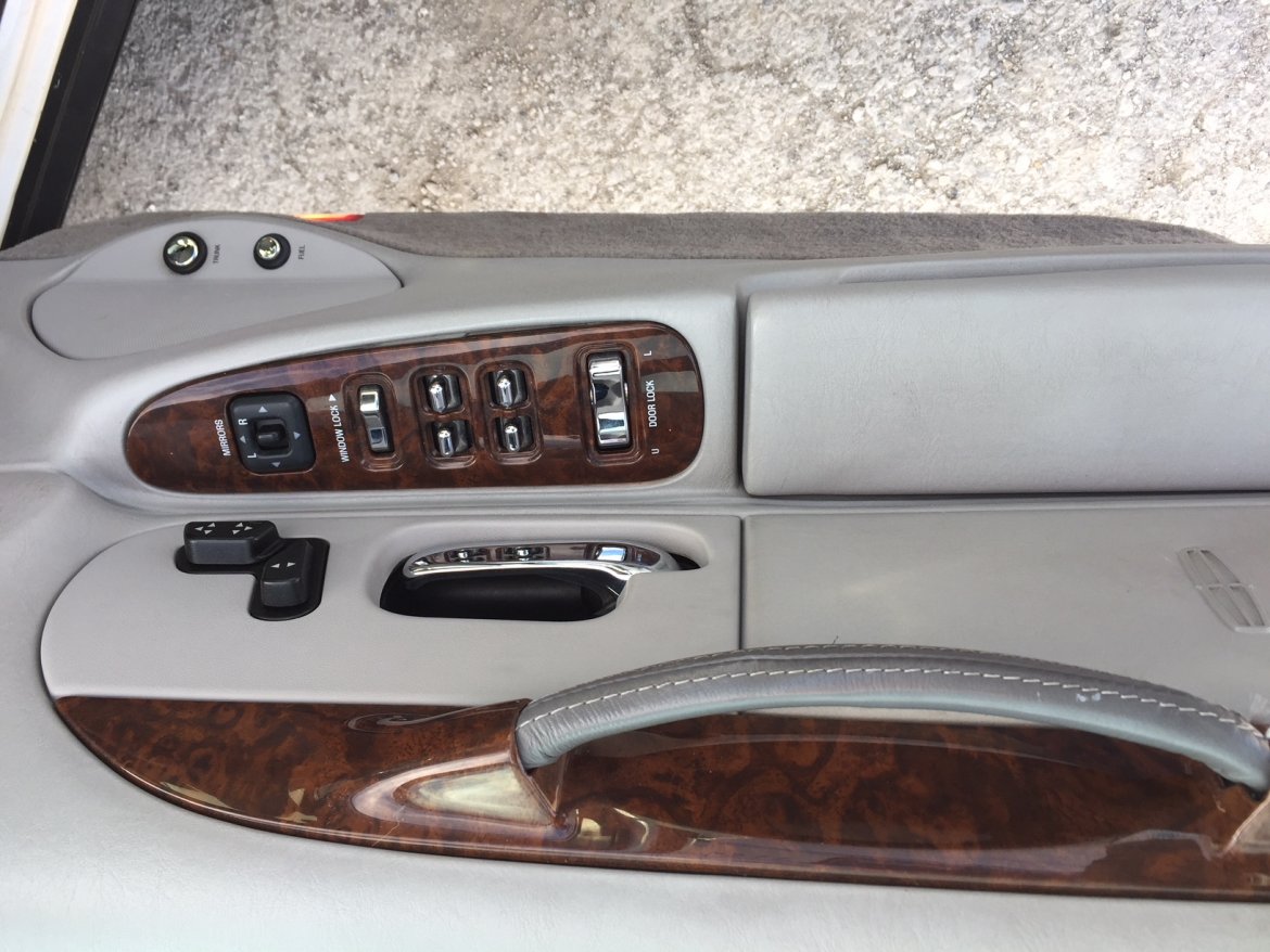 Photo of Limousine for sale: 2001 Lincoln Town Car Executive Limousine