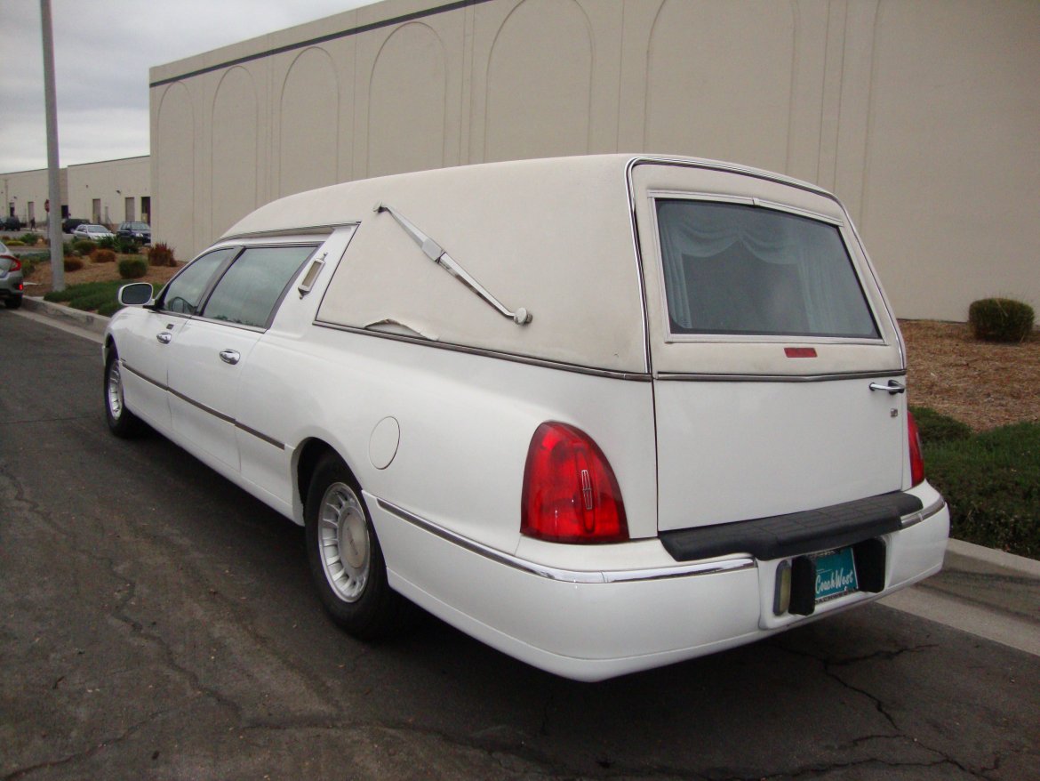 Photo of Funeral for sale: 2000 Lincoln TownCar by Eureka