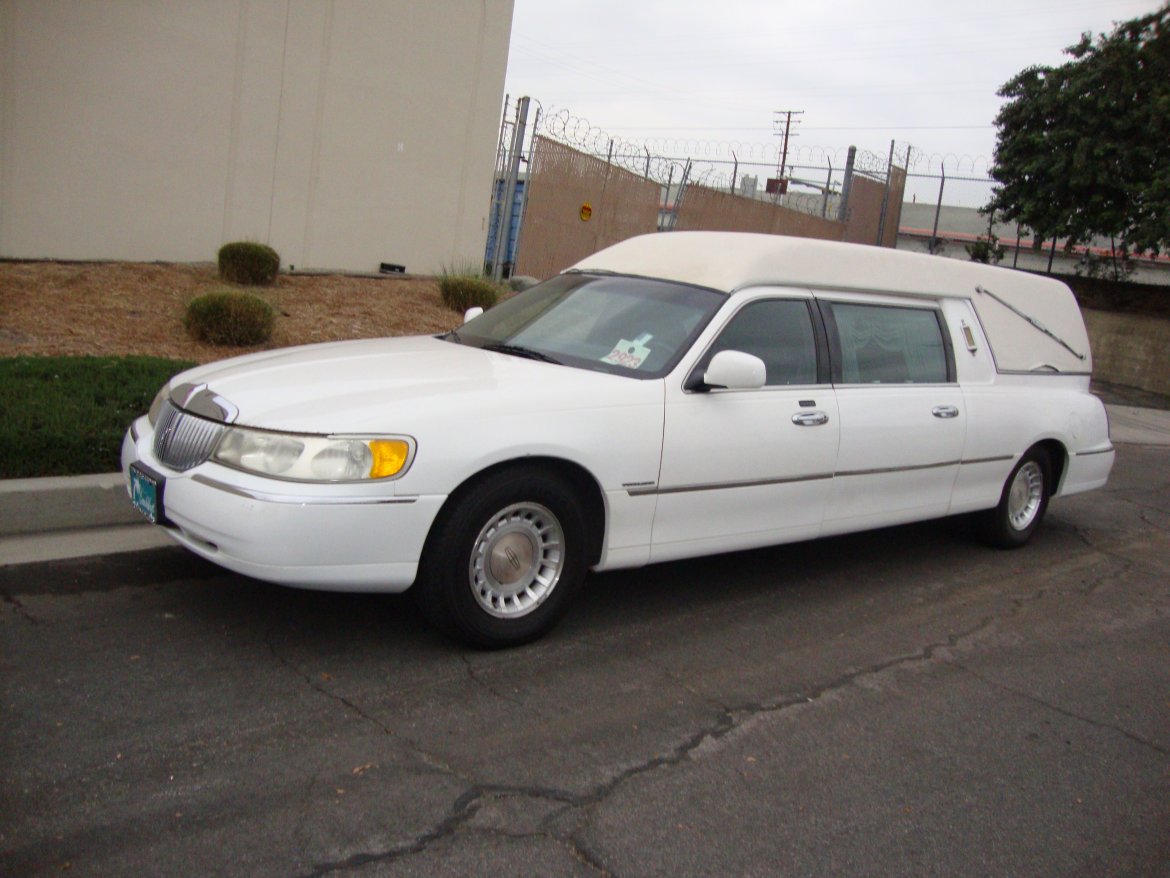 Funeral for sale: 2000 Lincoln TownCar by Eureka
