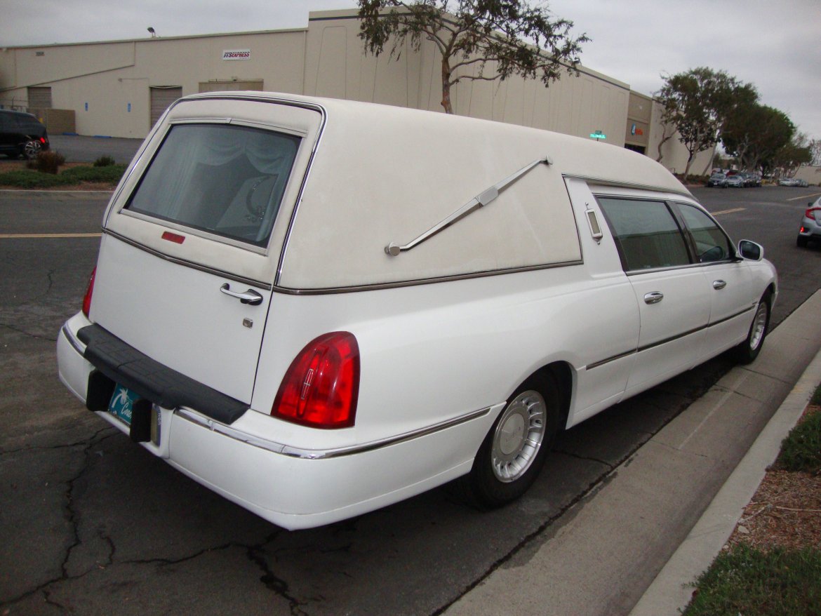 Photo of Funeral for sale: 2000 Lincoln TownCar by Eureka