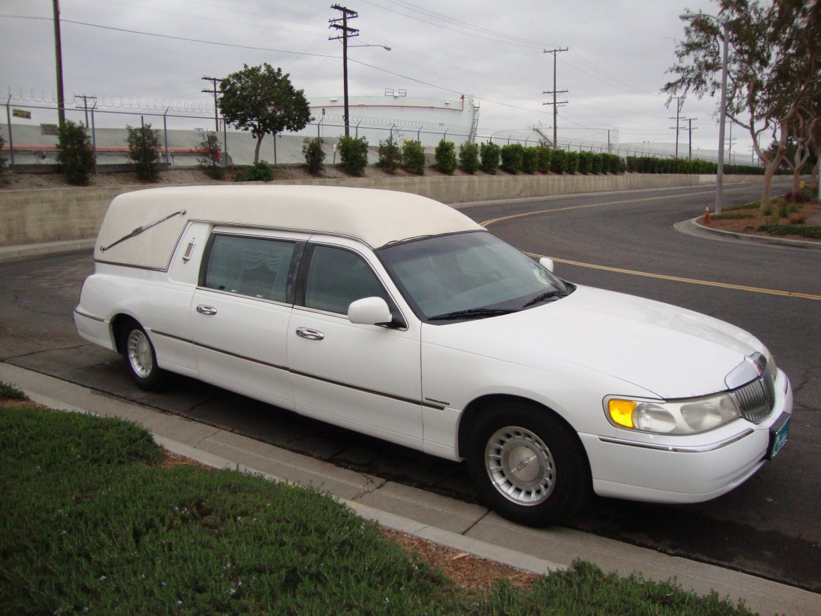 Photo of Funeral for sale: 2000 Lincoln TownCar by Eureka