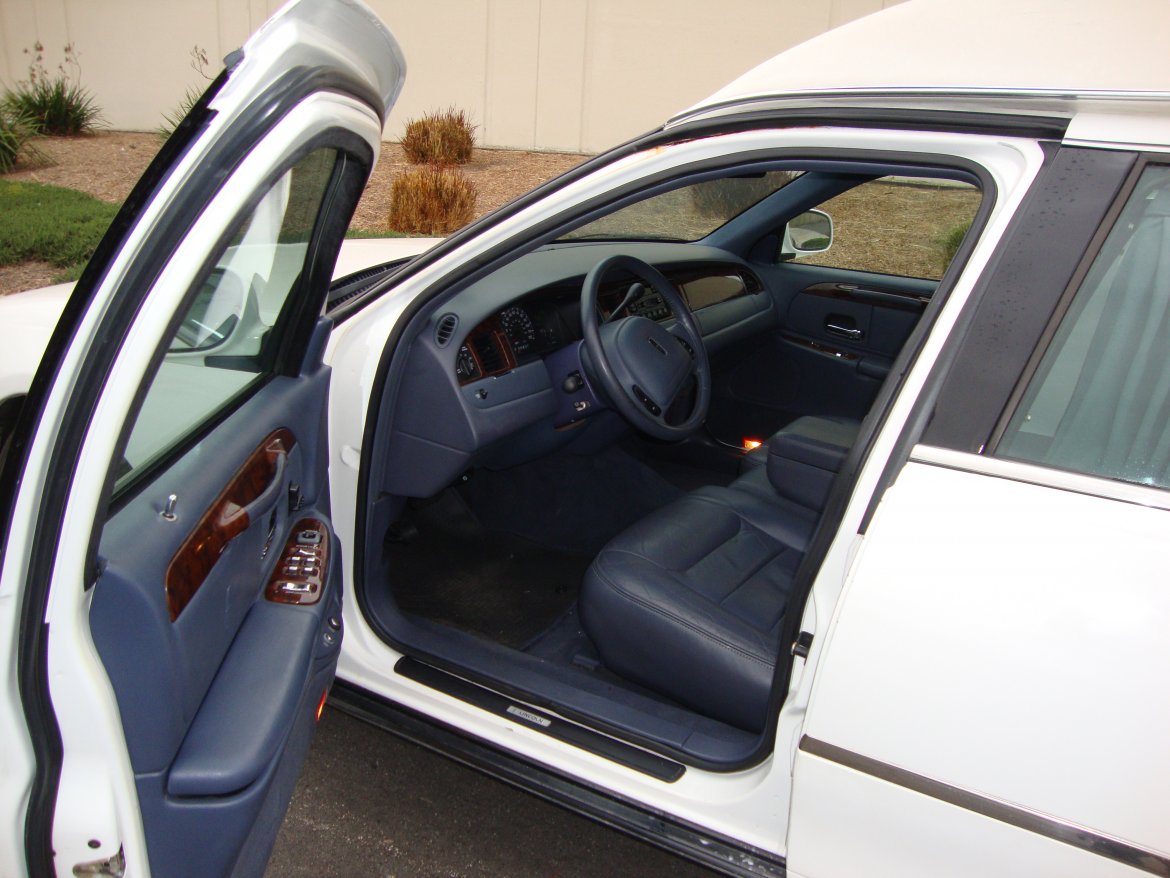Photo of Funeral for sale: 2000 Lincoln TownCar by Eureka