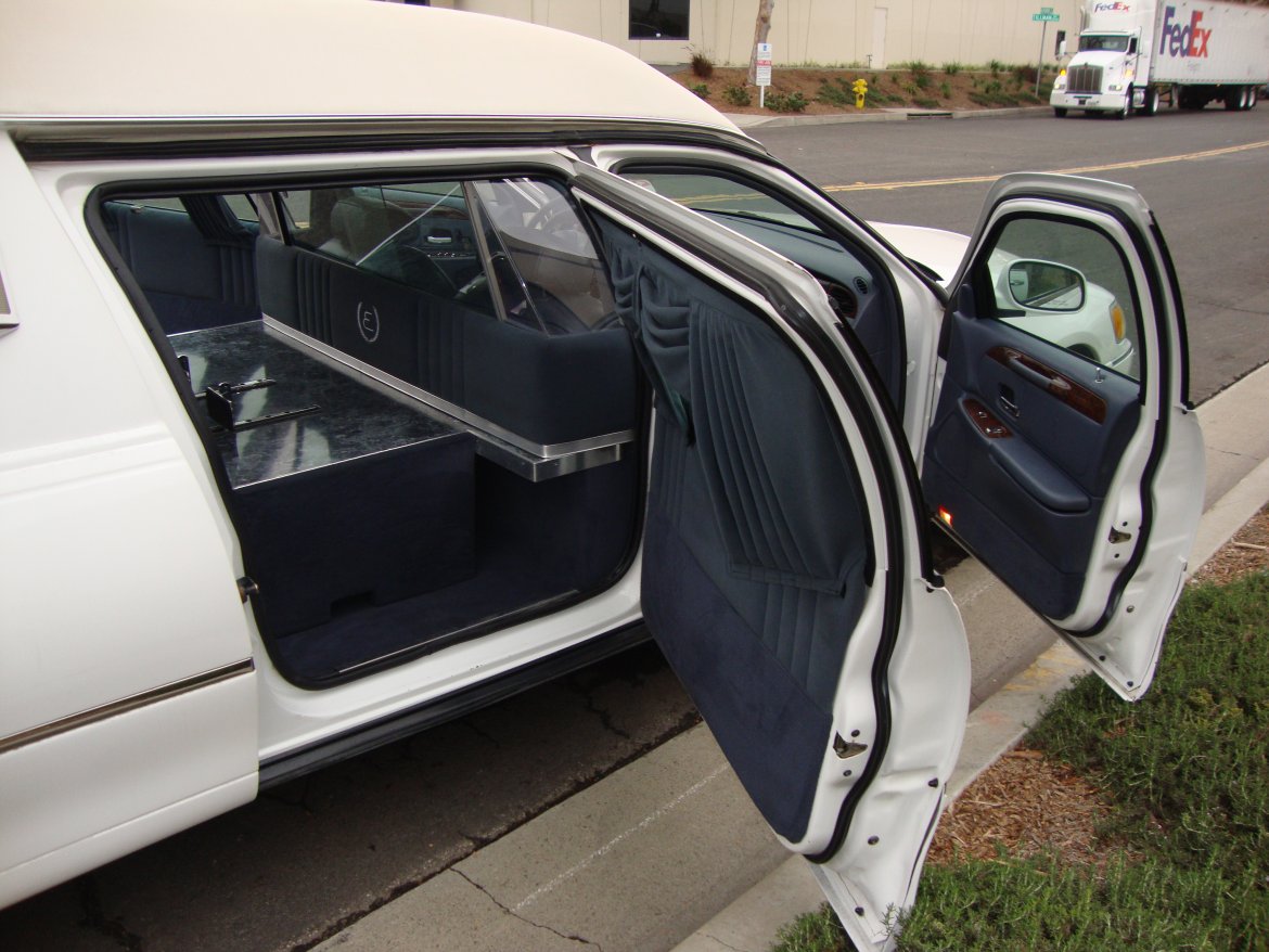 Photo of Funeral for sale: 2000 Lincoln TownCar by Eureka