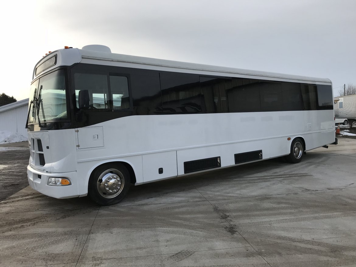 Shuttle Bus for sale: 2009 Freightliner Apollo by Glaval Bus