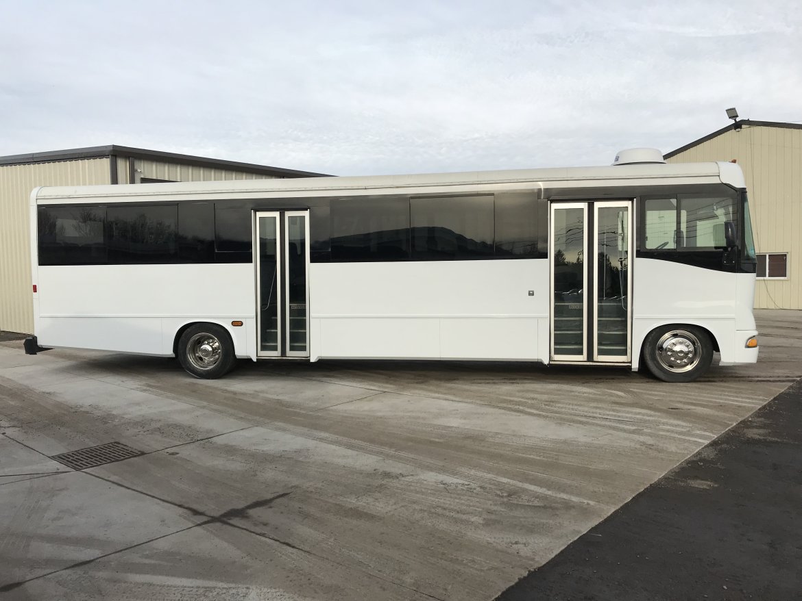 Shuttle Bus for sale: 2009 Freightliner Apollo by Glaval Bus