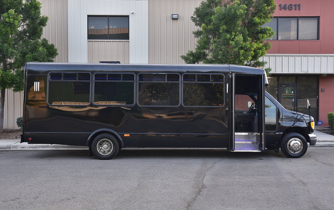 Photo of Limo Bus for sale: 2000 Ford E-450 by Champion