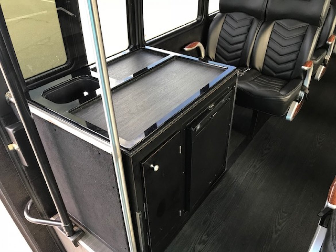 Photo of Shuttle Bus for sale: 2015 Ford F-550 33&quot; by Grech