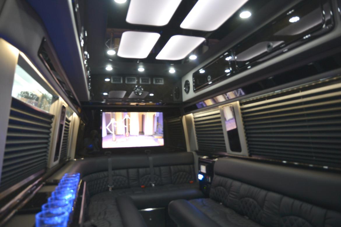 Photo of Sprinter for sale: 2016 Mercedes-Benz 3500 Super Single Sprinter 2458" by Midwest