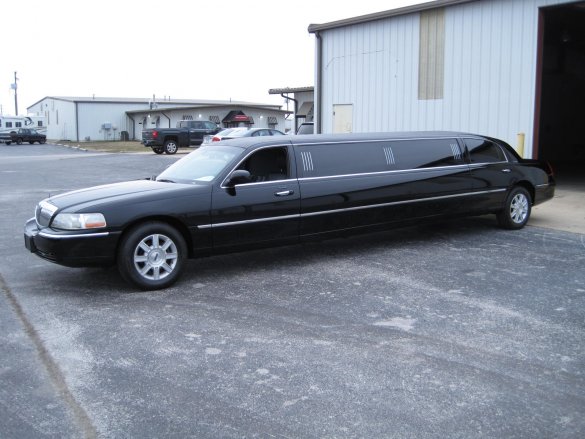 2009 Lincoln Town Car Limousine for Sale in Ozark, MO - Photo 2