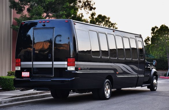2006 Ford F-550 Limo Bus for Sale in Fontana, CA - Photo 3