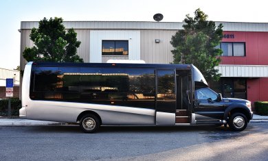 2013 Ford F-550 Shuttle Bus for Sale in Fontana, CA - Photo 2