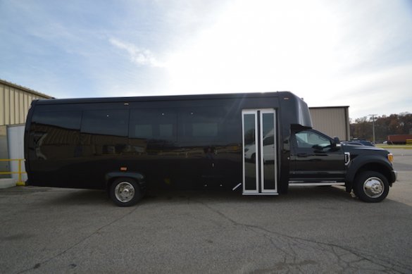 2017 Ford F550 Limo Bus for Sale in Aurora, CO - Photo 2