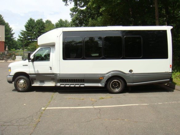 2014 Ford E-450 Gas Executive Shuttle for Sale in Oaklyn, NJ - Photo 2