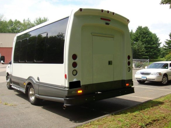 2014 Ford E-450 Gas Executive Shuttle for Sale in Oaklyn, NJ - Photo 3