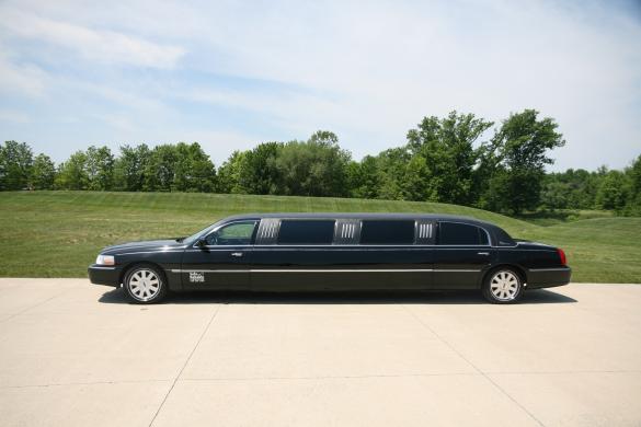 2004 Lincoln Towncar Limousine for Sale in AVON, OH - Photo 3