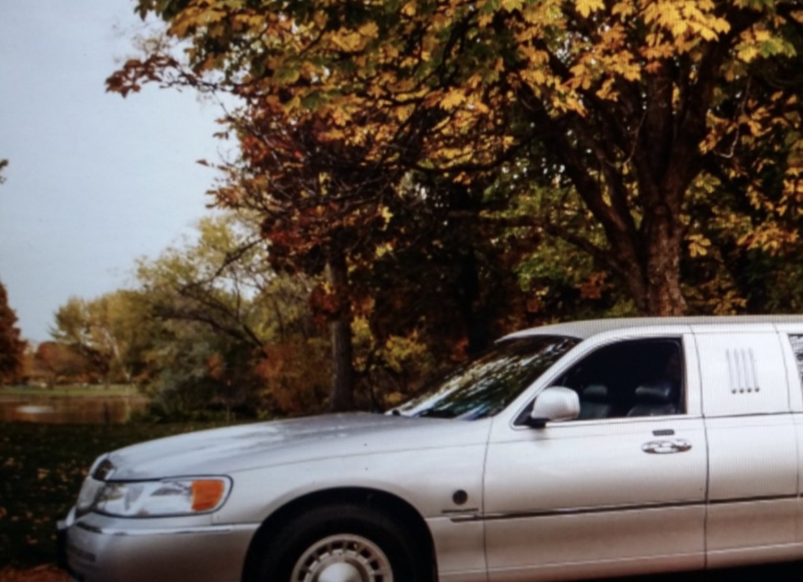 Limousine for sale: 2000 Lincoln Towncar  by Federal