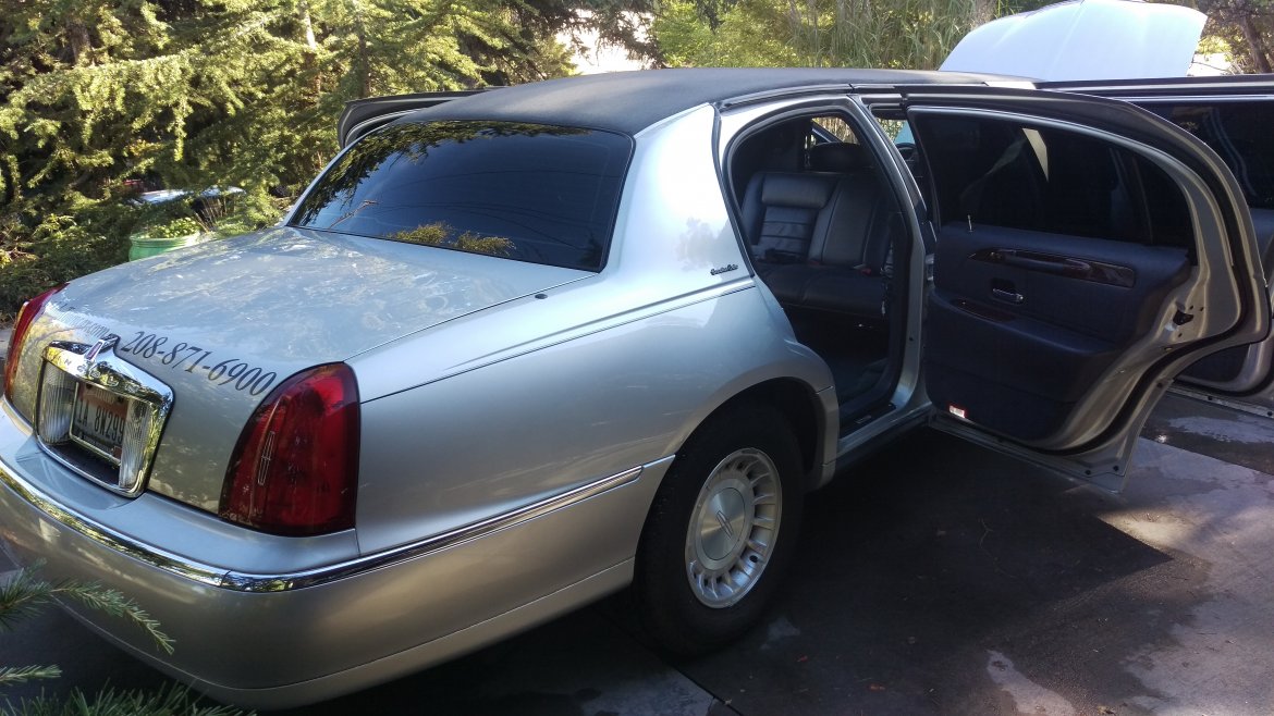 Photo of Limousine for sale: 2000 Lincoln Towncar  by Federal