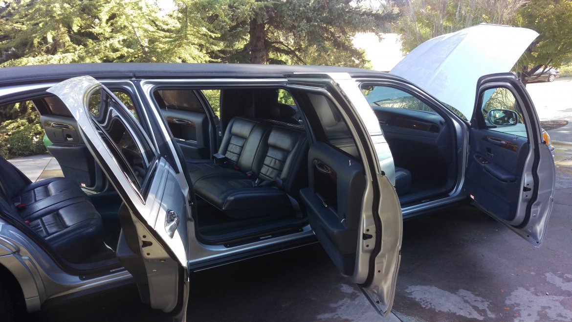 Photo of Limousine for sale: 2000 Lincoln Towncar  by Federal