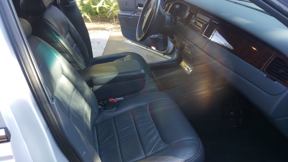 Photo of Limousine for sale: 2000 Lincoln Towncar  by Federal