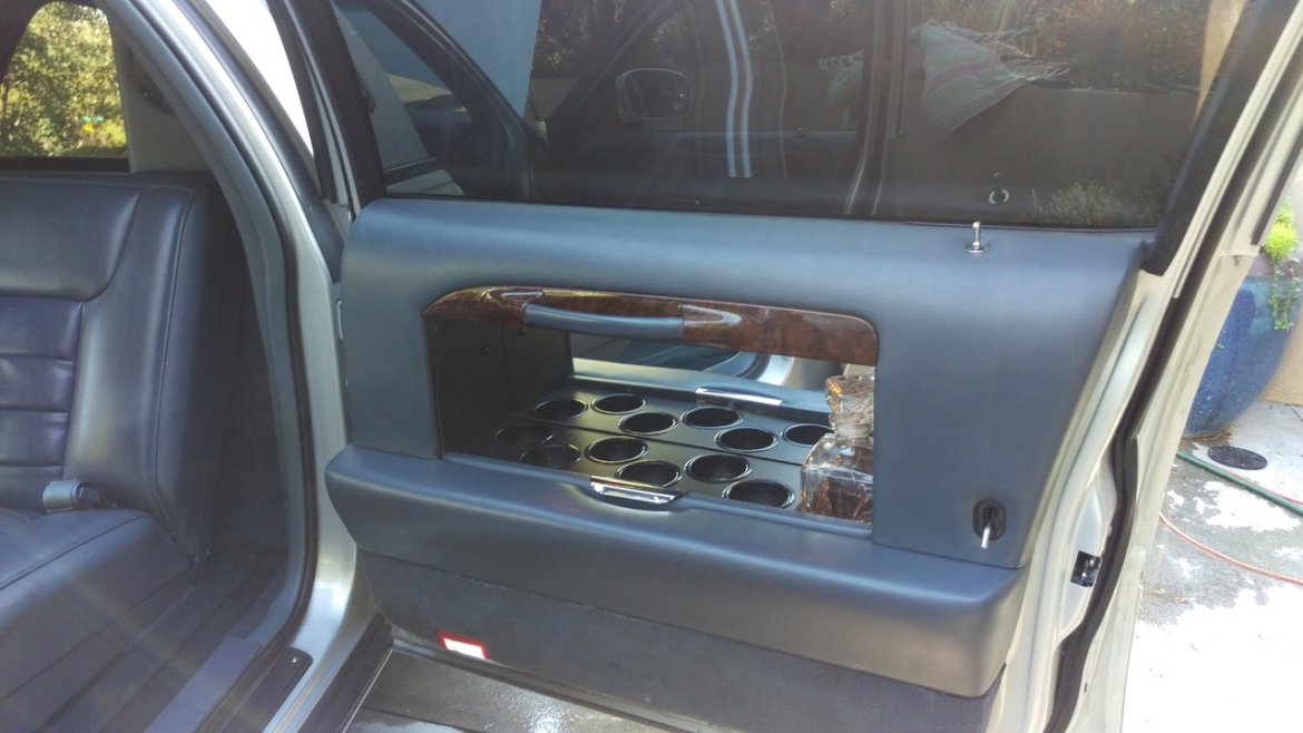 Photo of Limousine for sale: 2000 Lincoln Towncar  by Federal