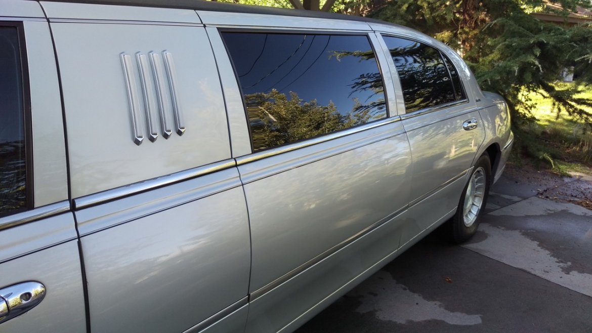 Photo of Limousine for sale: 2000 Lincoln Towncar  by Federal