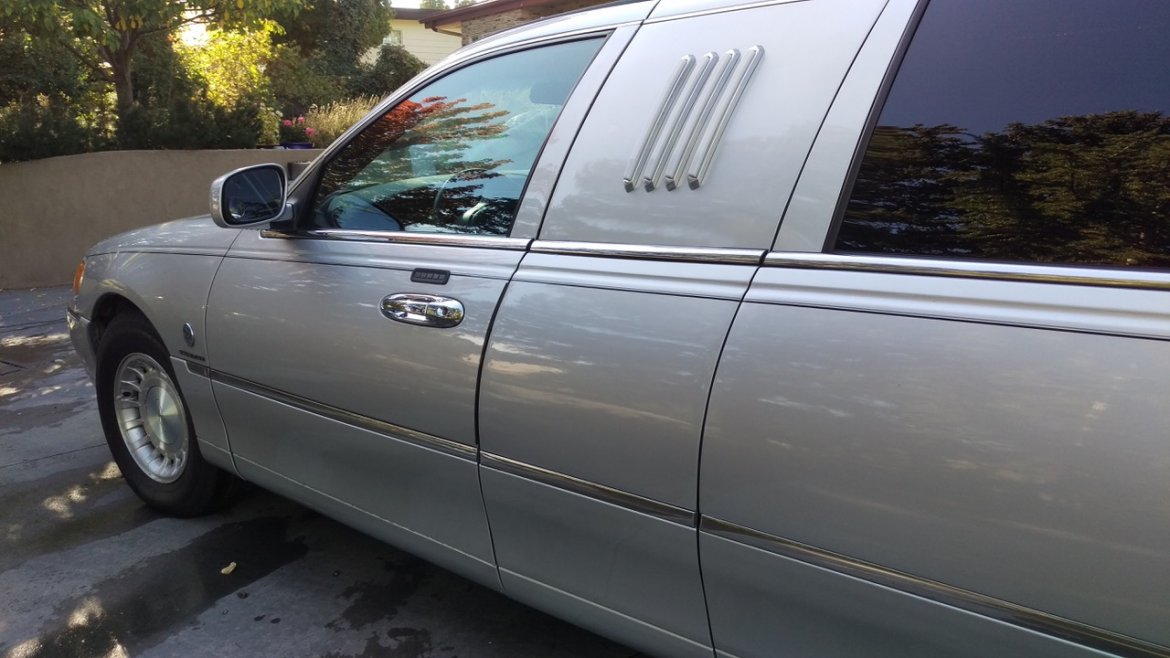 Photo of Limousine for sale: 2000 Lincoln Towncar  by Federal