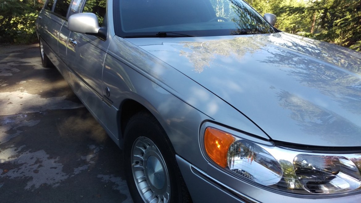 Photo of Limousine for sale: 2000 Lincoln Towncar  by Federal