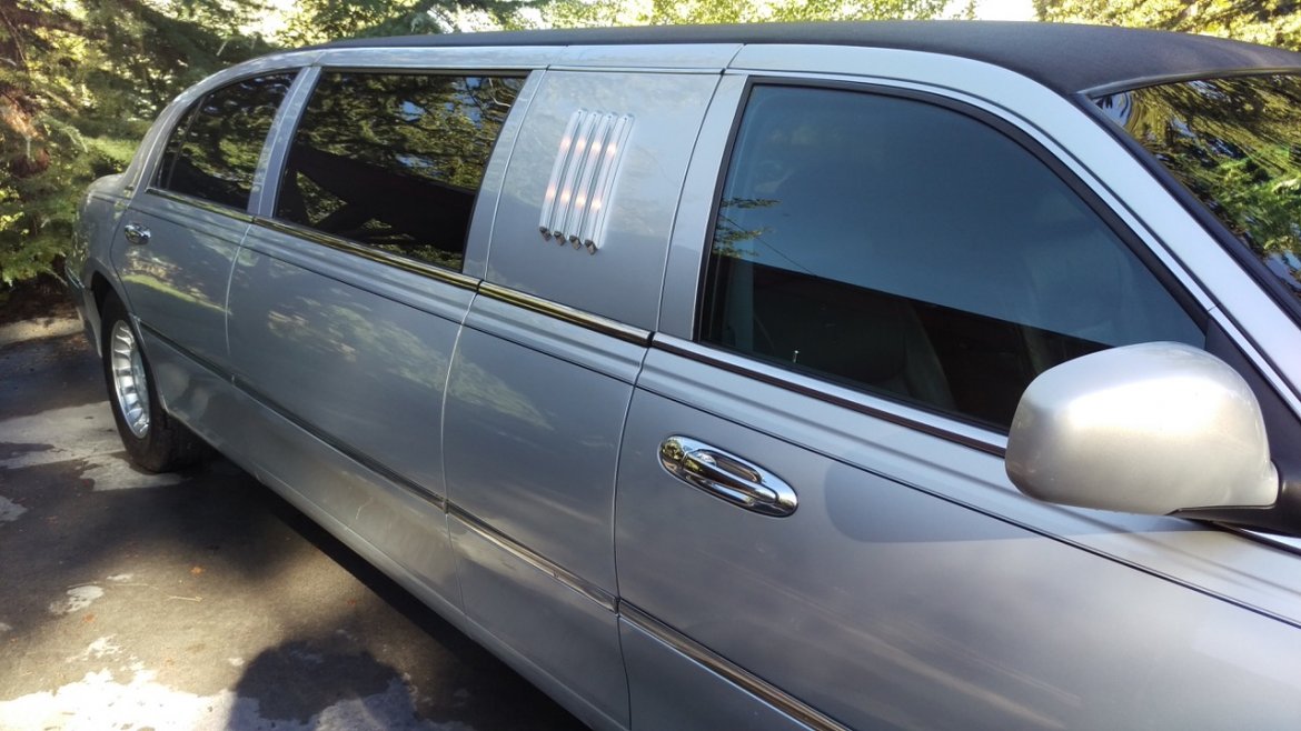 Photo of Limousine for sale: 2000 Lincoln Towncar  by Federal