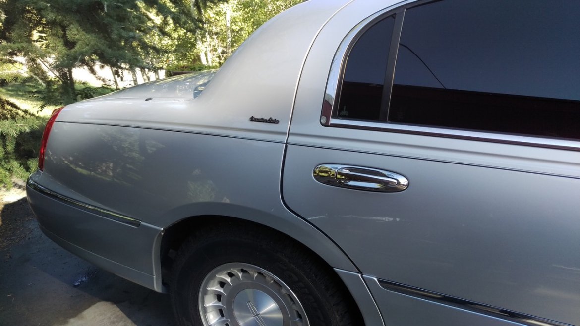 Photo of Limousine for sale: 2000 Lincoln Towncar  by Federal