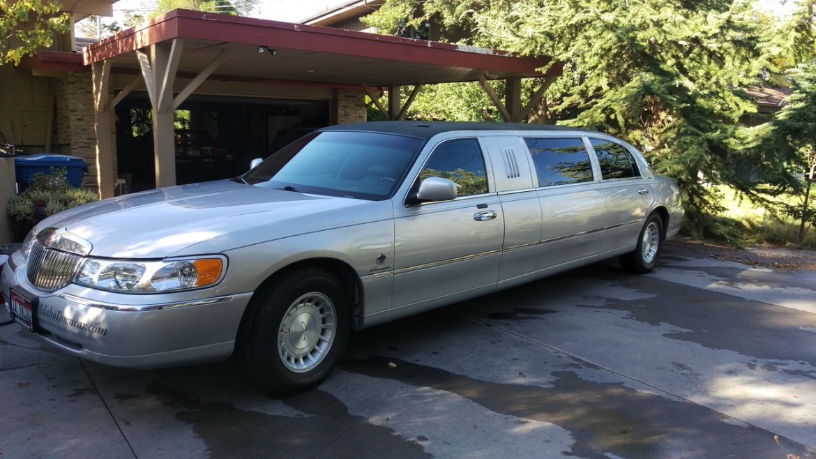 Photo of Limousine for sale: 2000 Lincoln Towncar  by Federal