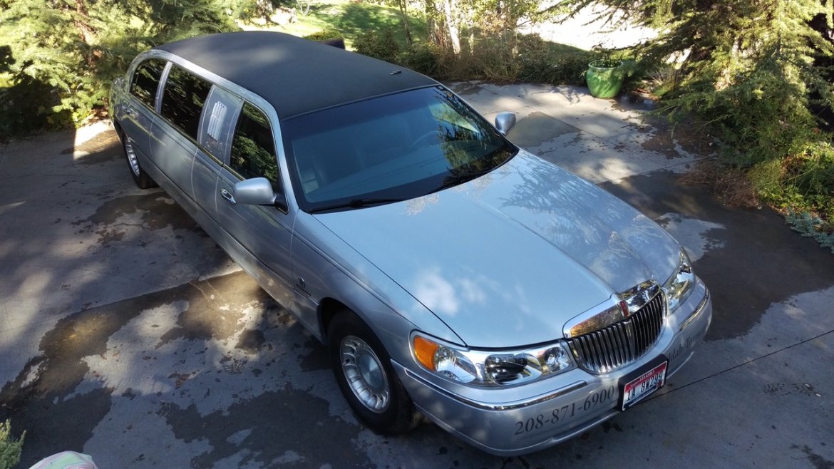 Photo of Limousine for sale: 2000 Lincoln Towncar  by Federal