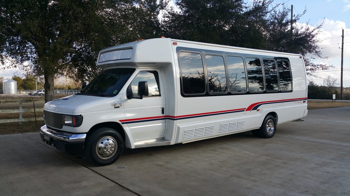 Limo Bus for sale: 2004 Ford E 450 33&quot; by Krystal