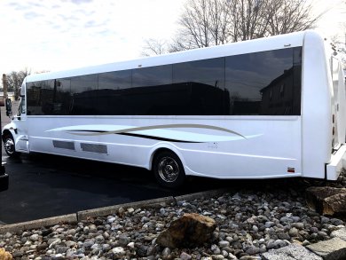 2013 International 3200 Shuttle Bus for Sale in Oaklyn, New Jersey, US - Photo 3